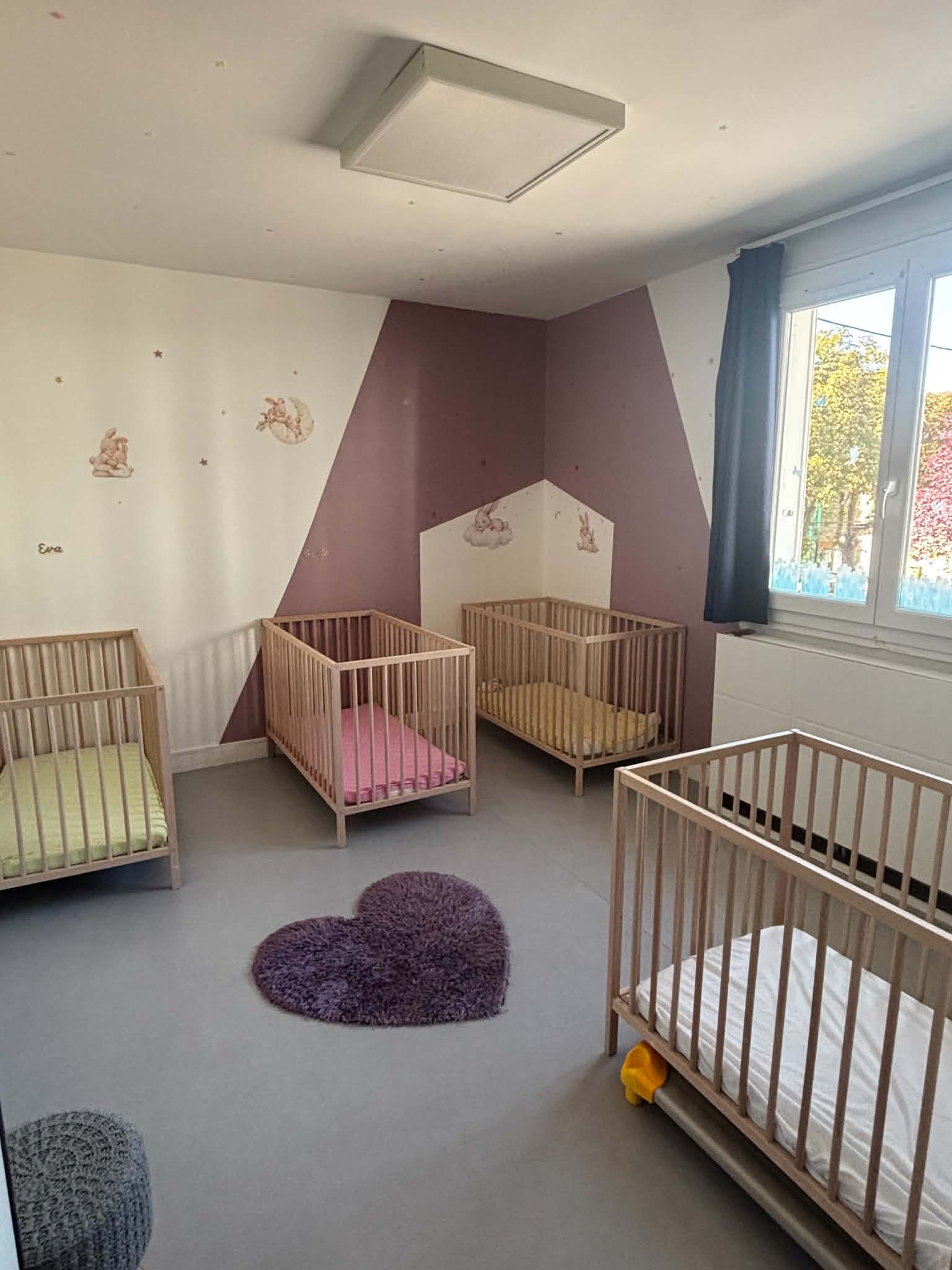 Dortoir des bébés avec lits à barreaux